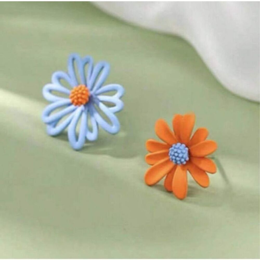 Mismatched Pierced Flower Earrings